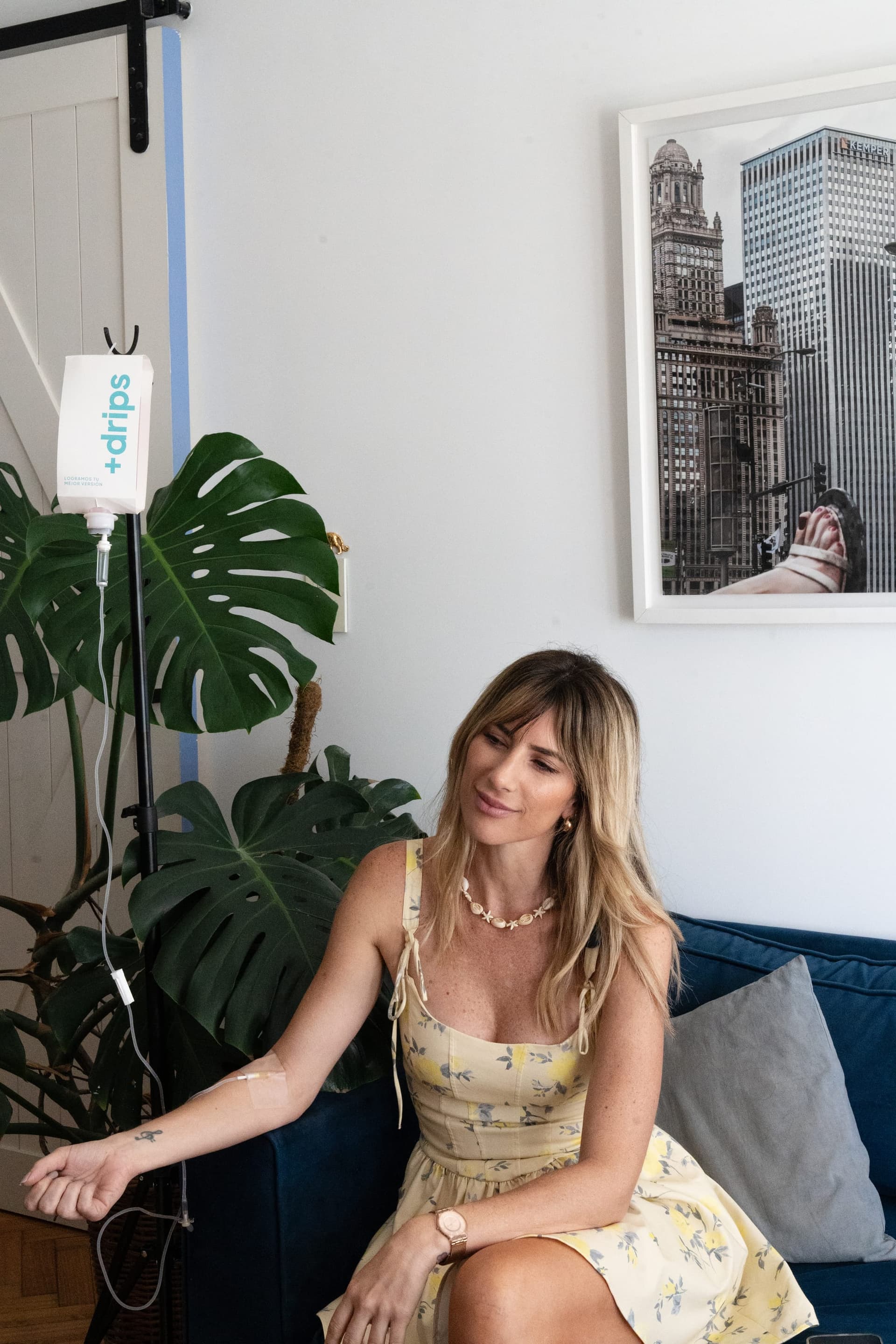 Paciente recibiendo terapia endovenosa en sesión +drips