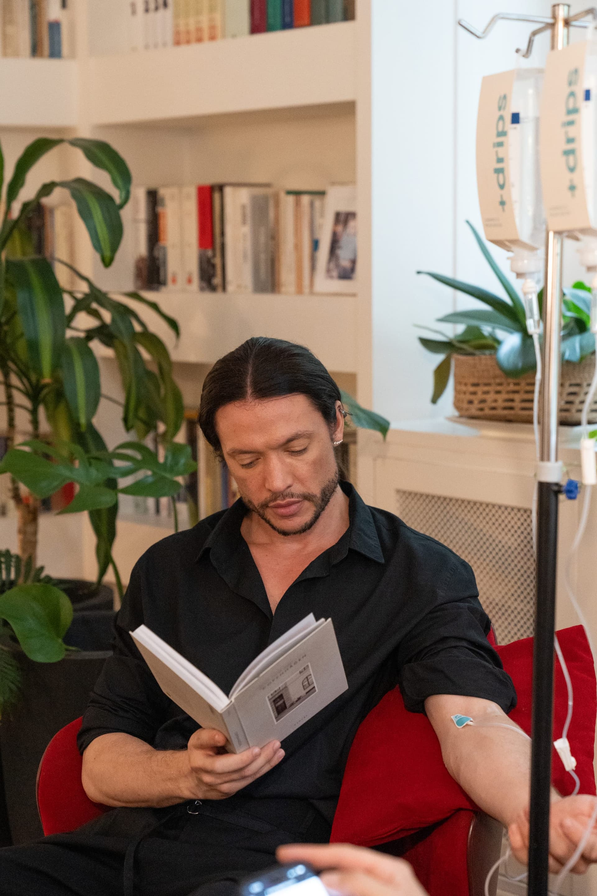 Pacientes disfrutando sesión de drip IV juntos