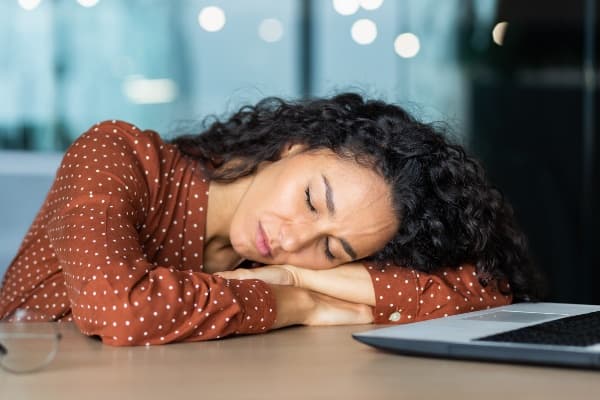 Dormir mal envejece: la deuda de sueño que puede sumar una década a tu edad biológica